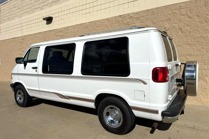 1997 Dodge Ram Van photo 1