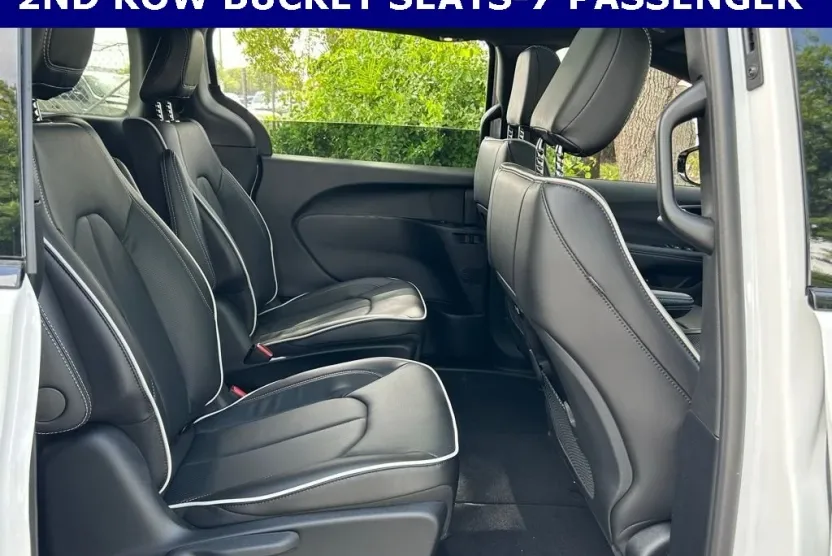 2026 Chrysler Pacifica photo 1