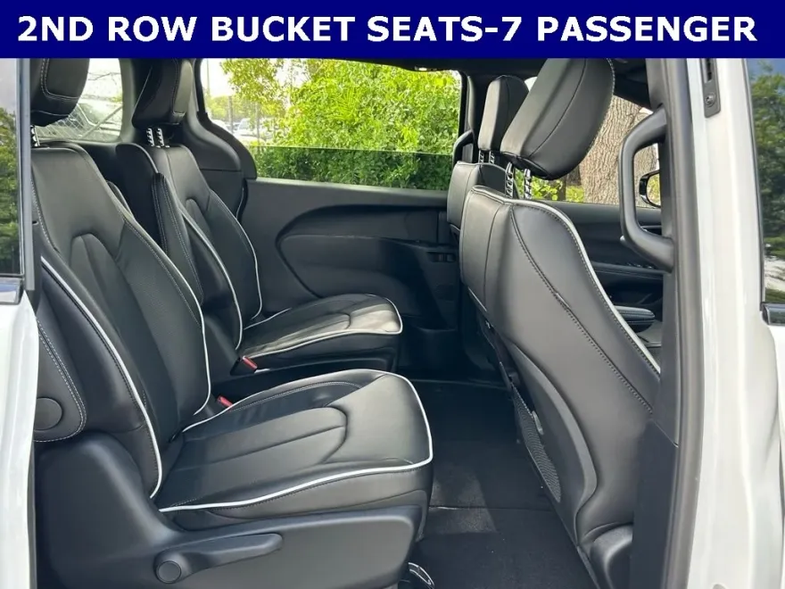 2026 Chrysler Pacifica photo 1