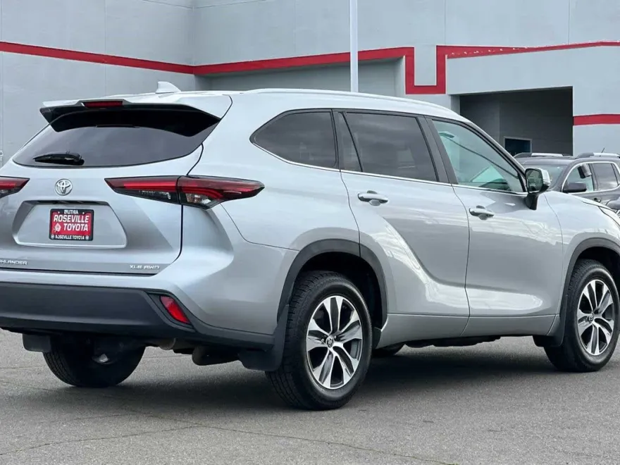 2024 Toyota Highlander XLE photo 1