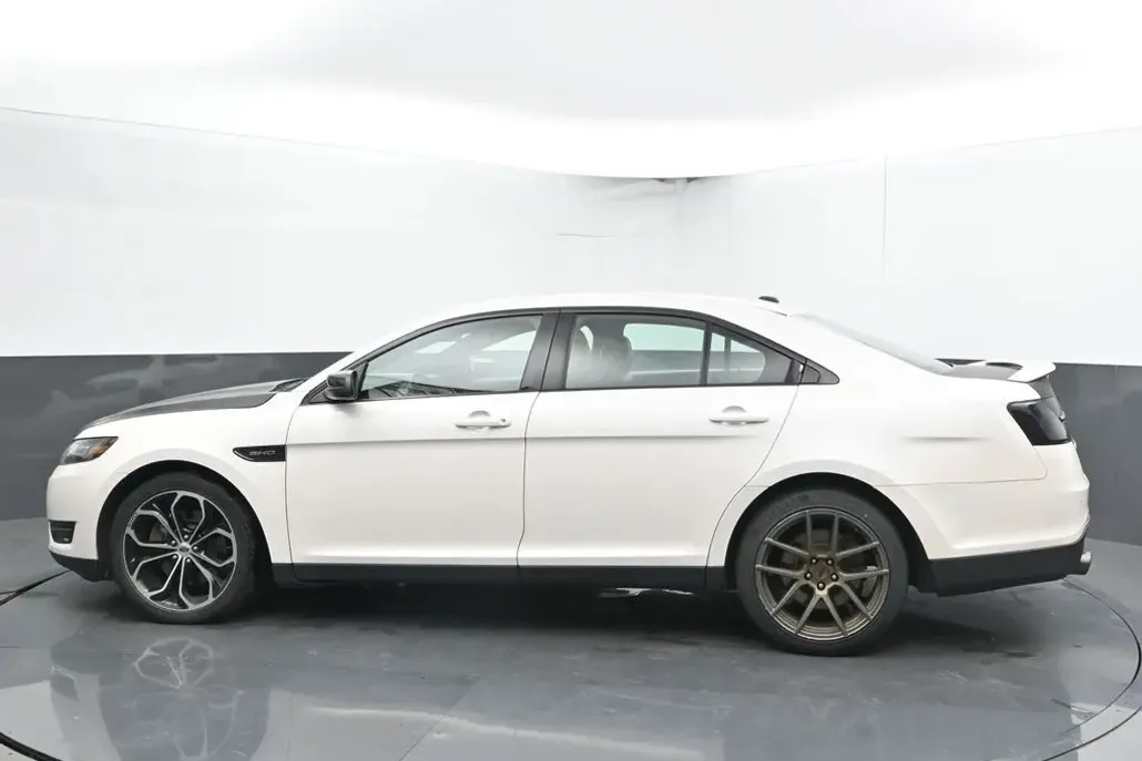 2017 Ford Taurus SHO photo 1