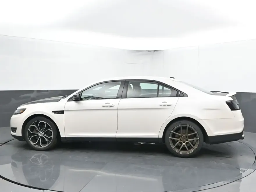 2017 Ford Taurus SHO photo 1