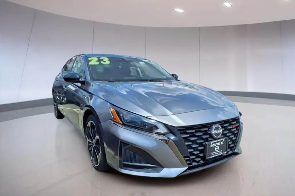 2023 Nissan Altima 2.5 SR photo 1
