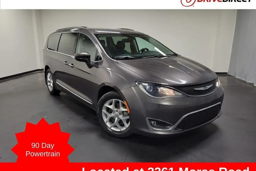 2017 Chrysler Pacifica Touring L photo 1