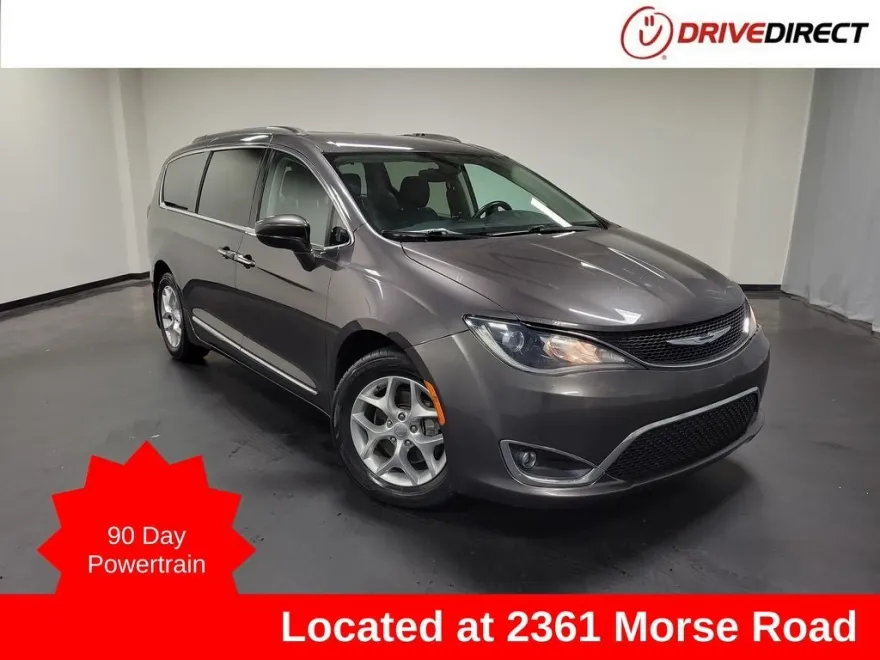 2017 Chrysler Pacifica Touring L photo 1
