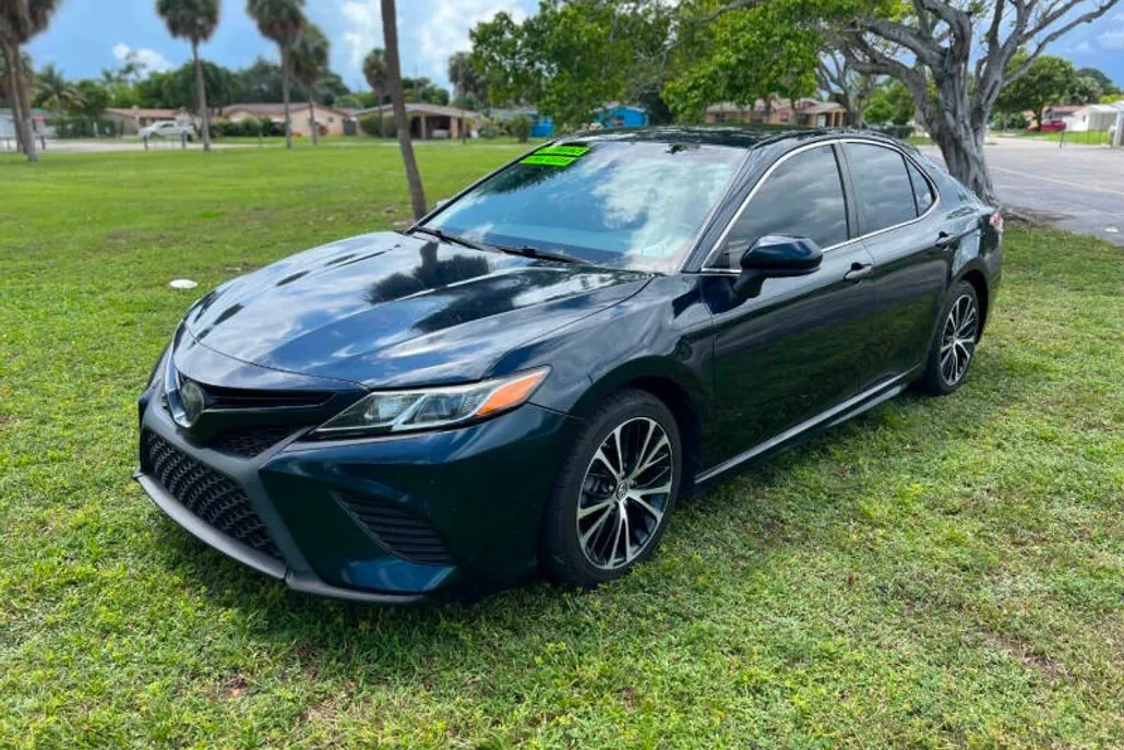 2018 Toyota Camry XLE photo 1
