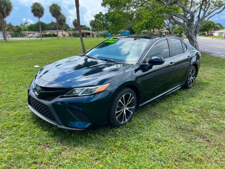 2018 Toyota Camry XLE photo 1