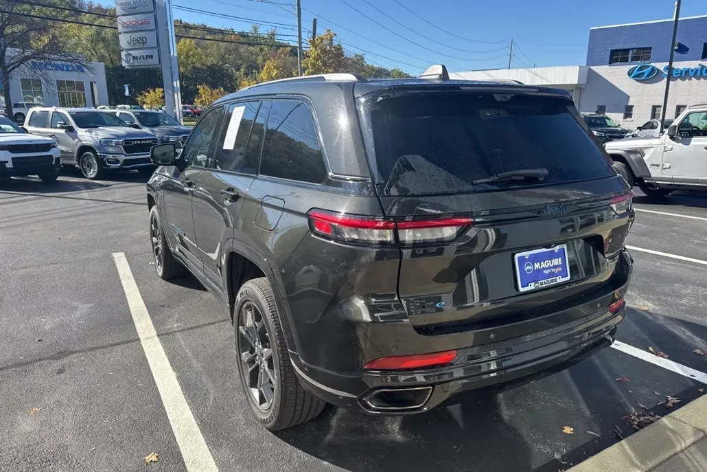 2023 Jeep Cherokee 4xe photo 1