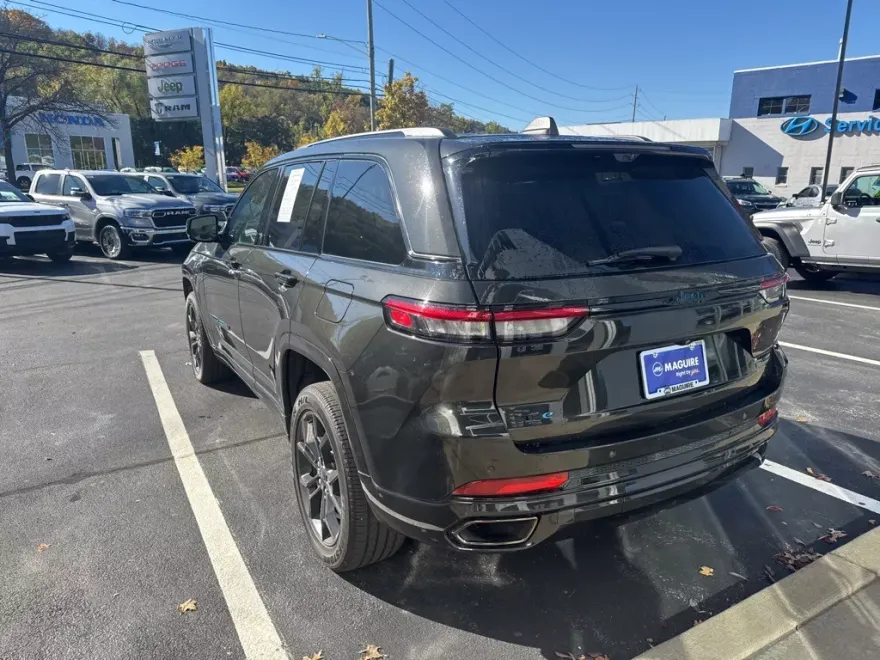 2023 Jeep Cherokee 4xe photo 1