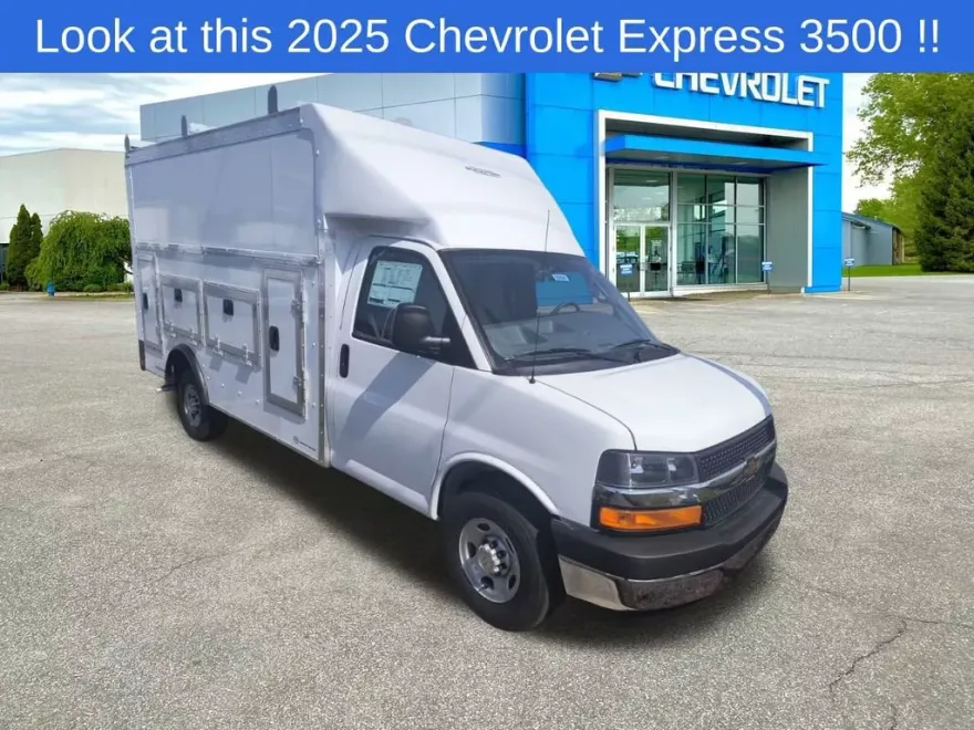2025 Chevrolet Express Cutaway 3500 photo 1