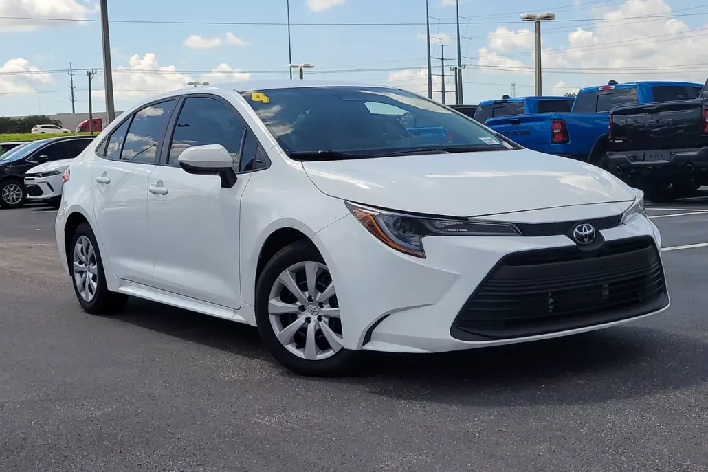2024 Toyota Corolla LE photo 1