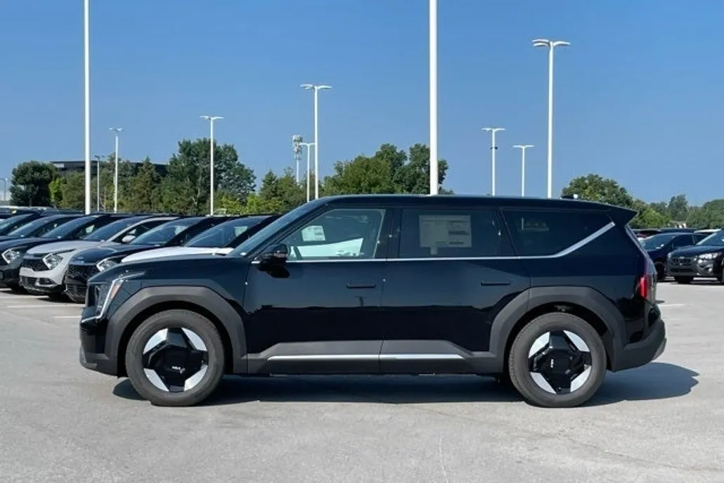 2026 Kia EV9 Light Long Range photo 1