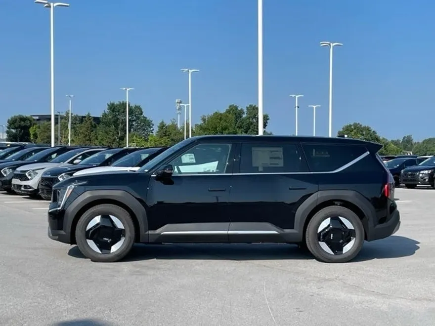 2026 Kia EV9 Light Long Range photo 1