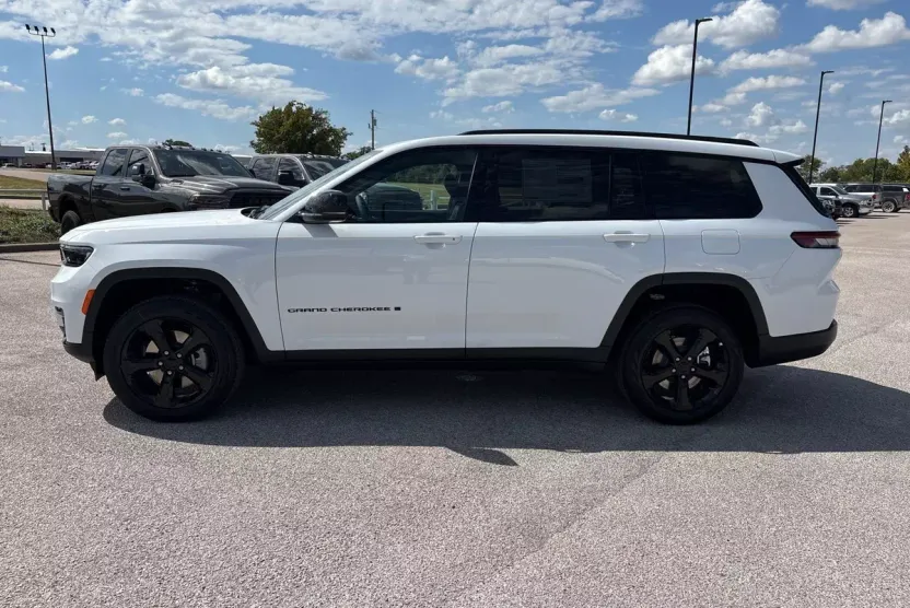 2025 Jeep Grand Cherokee Limited photo 1