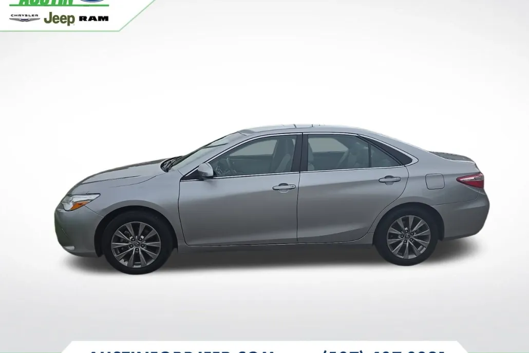 2015 Toyota Camry LE photo 1