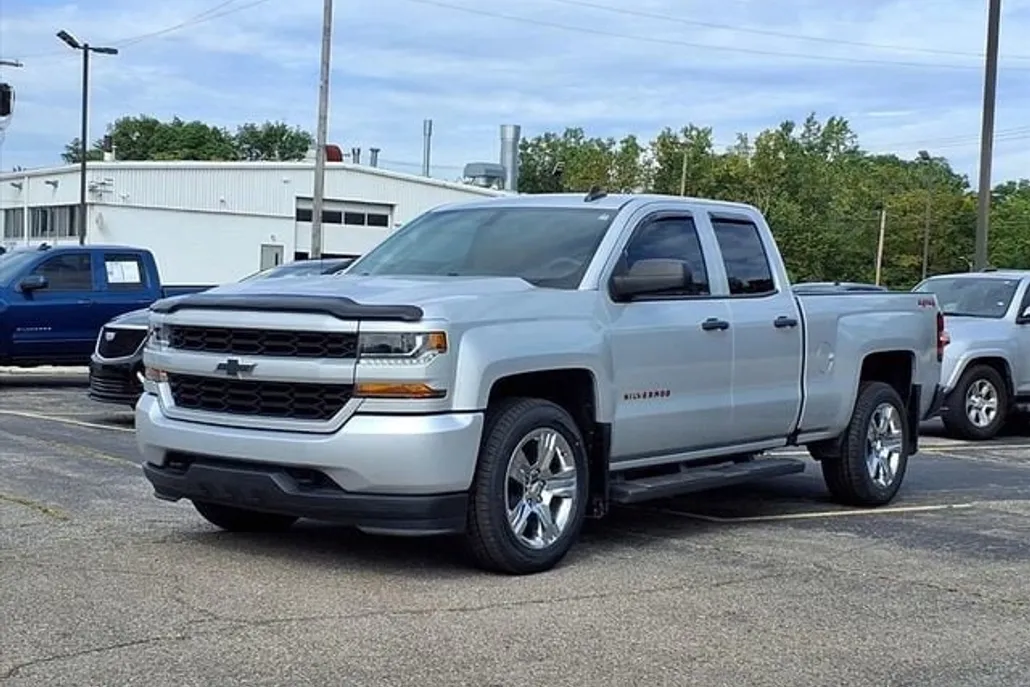 2018 Chevrolet Silverado 1500 Custom photo 1