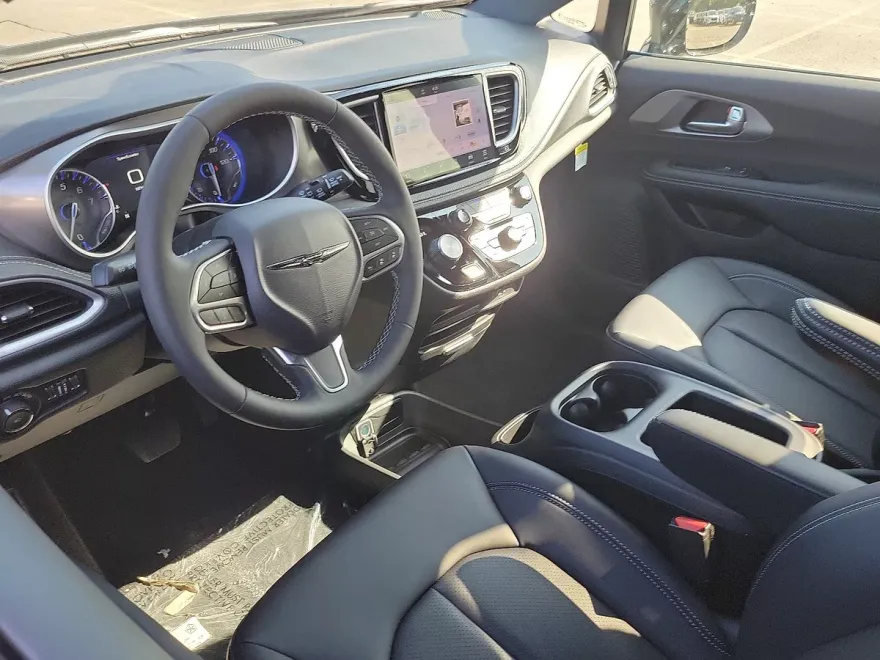 2026 Chrysler Pacifica photo 1