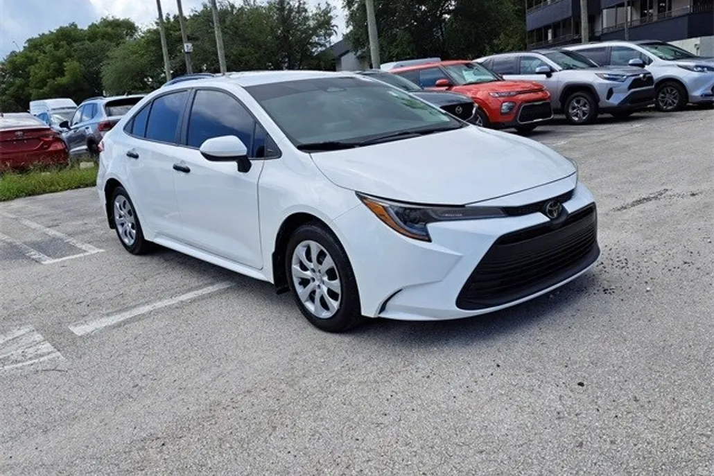 2024 Toyota Corolla LE photo 1