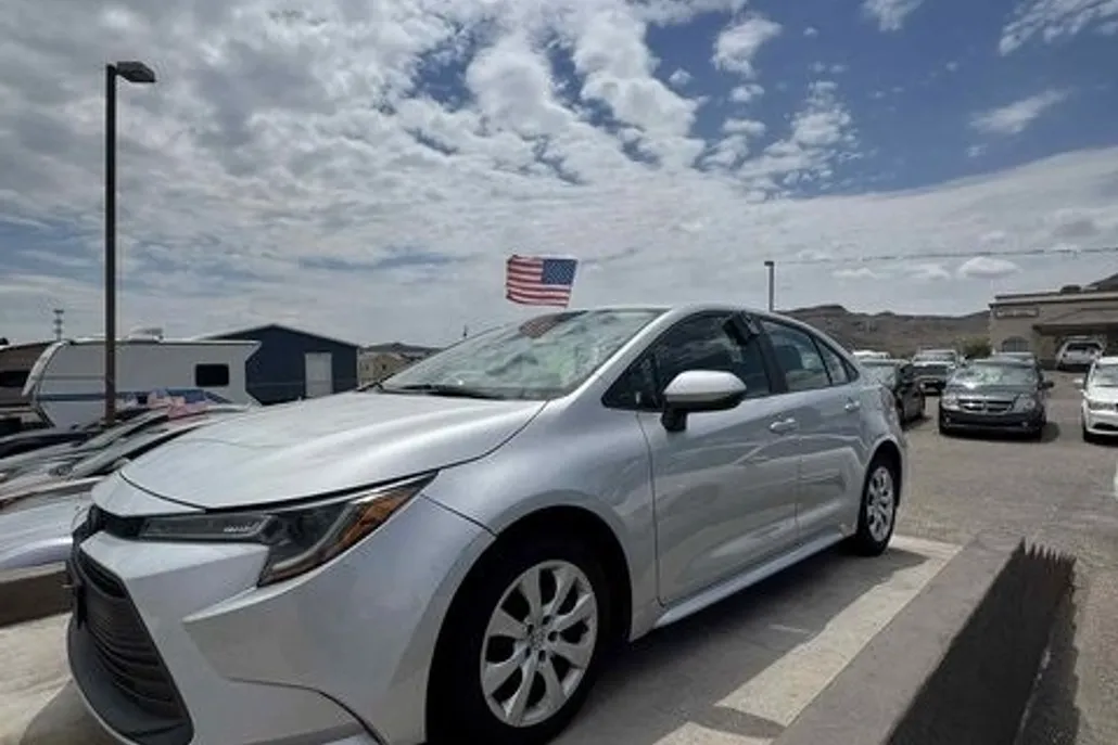 2023 Toyota Corolla LE photo 1