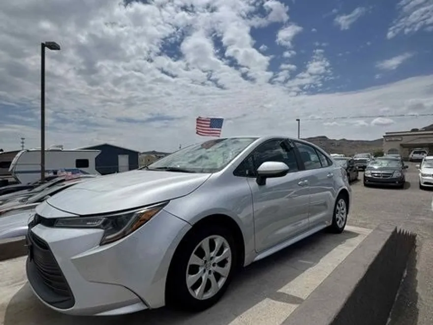 2023 Toyota Corolla LE photo 1