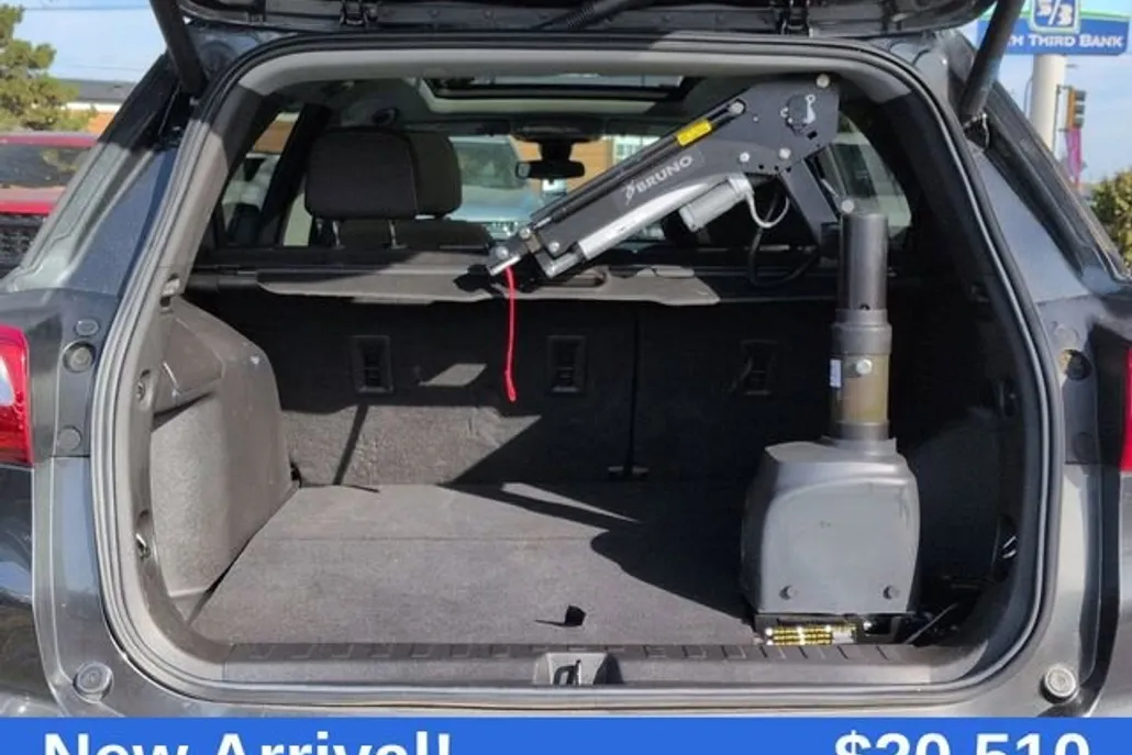 2021 Chevrolet Equinox LT photo 1