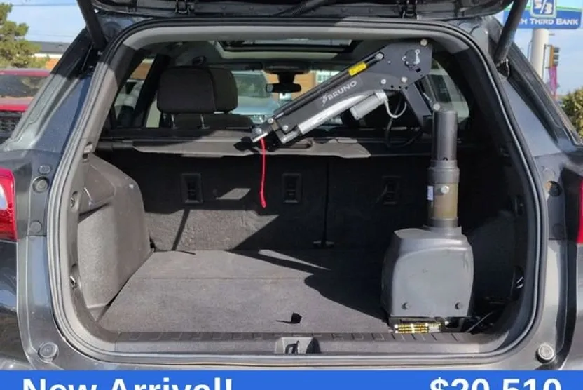 2021 Chevrolet Equinox LT photo 1