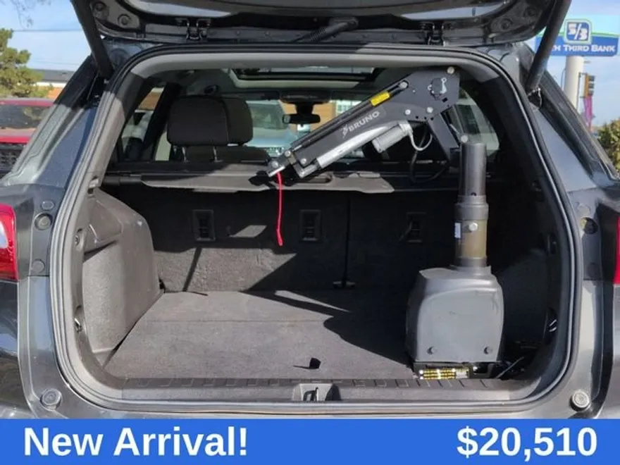 2021 Chevrolet Equinox LT photo 1