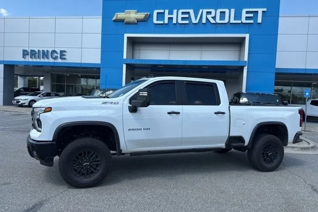 2025 Chevrolet Silverado 2500HD ZR2 photo 1