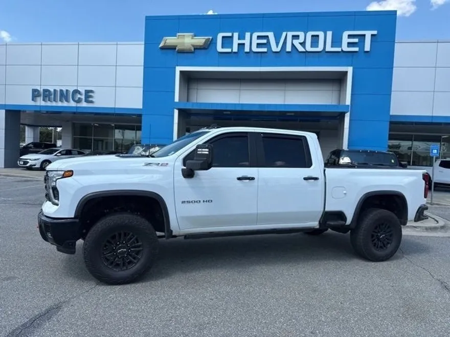 2025 Chevrolet Silverado 2500HD ZR2 photo 1