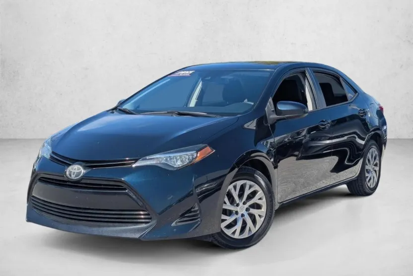 2019 Toyota Corolla LE photo 1