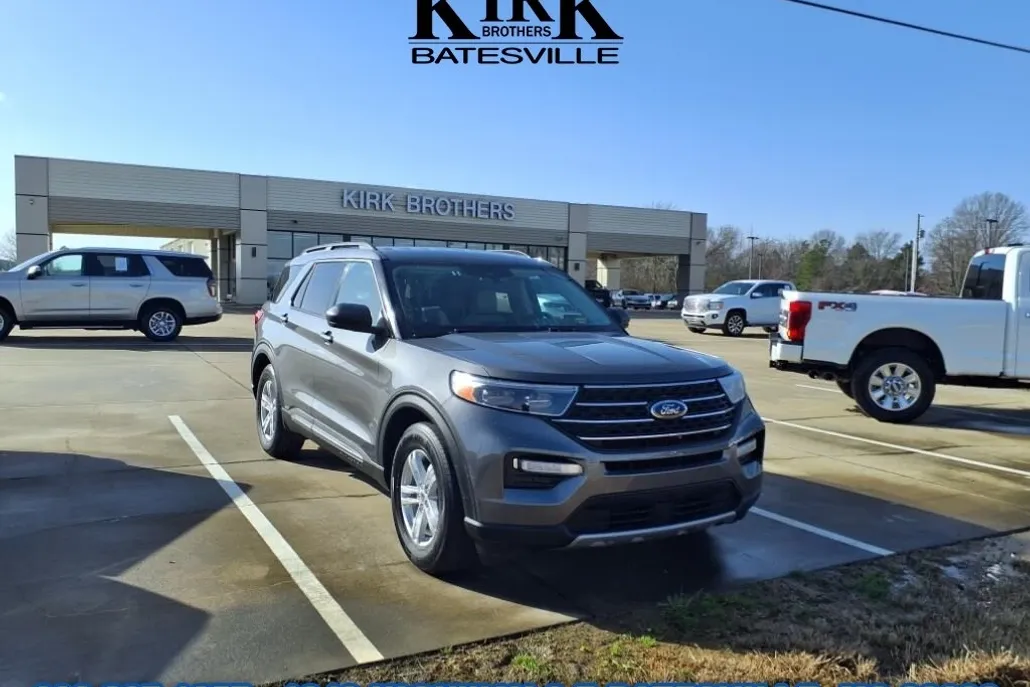 2023 Ford Explorer XLT photo 1