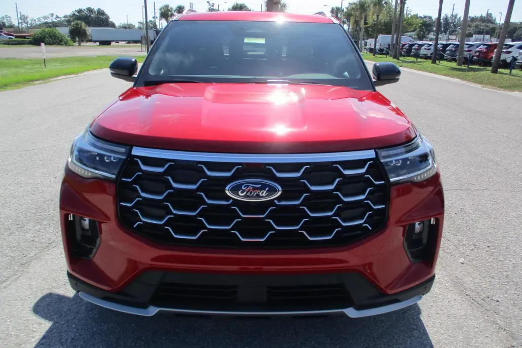 2025 Ford Explorer Platinum photo 1