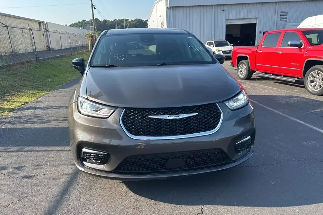 2023 Chrysler Pacifica Touring L photo 1