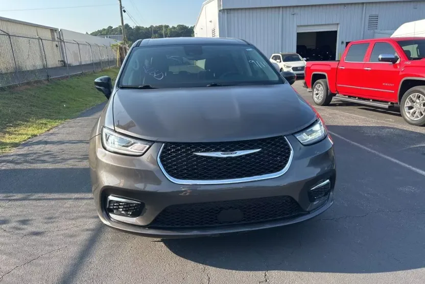 2023 Chrysler Pacifica Touring L photo 1