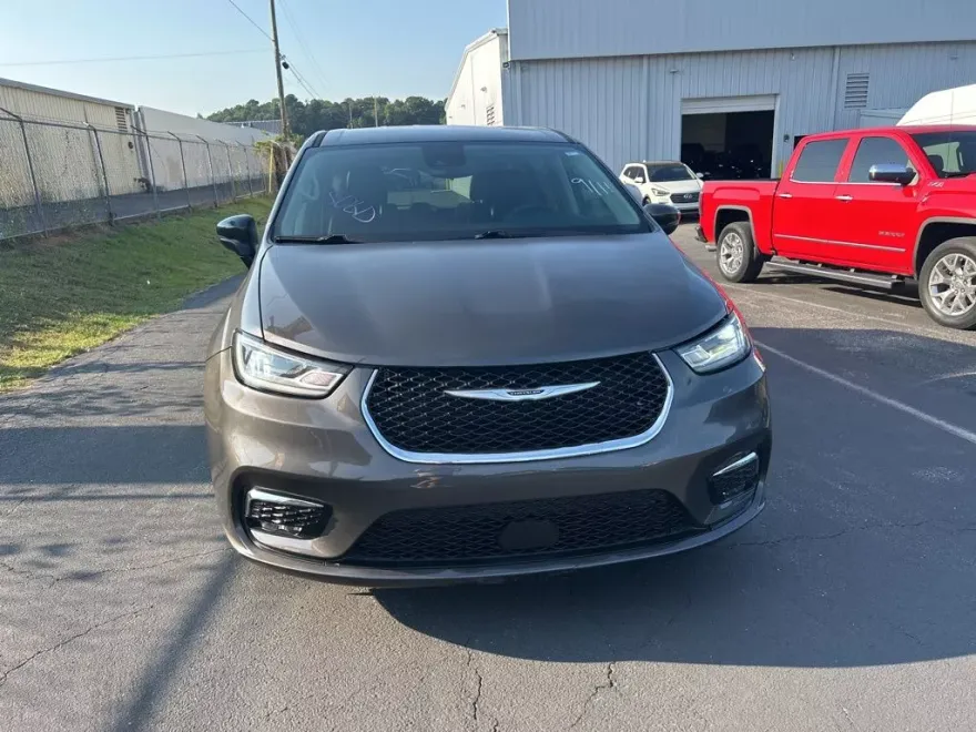 2023 Chrysler Pacifica Touring L photo 1