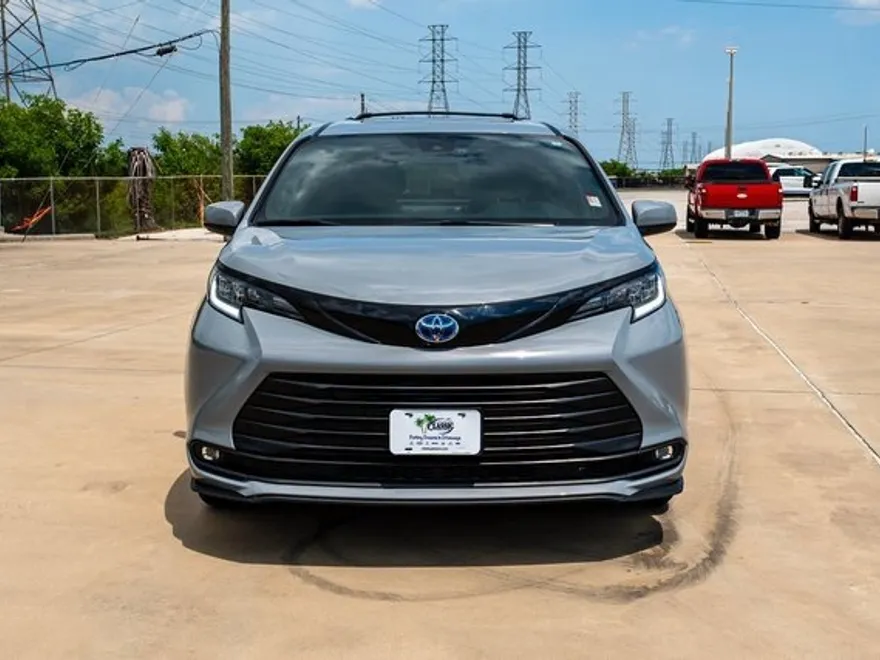 2025 Toyota Sienna Woodland Edition photo 1