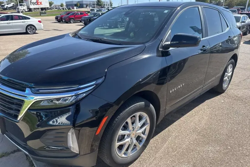2022 Chevrolet Equinox LT photo 1