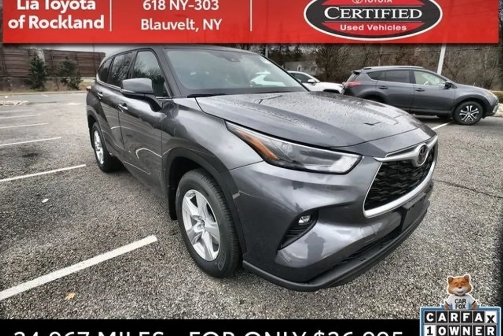 2022 Toyota Highlander LE photo 1