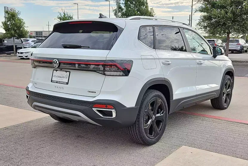 2025 Volkswagen Taos SEL photo 1