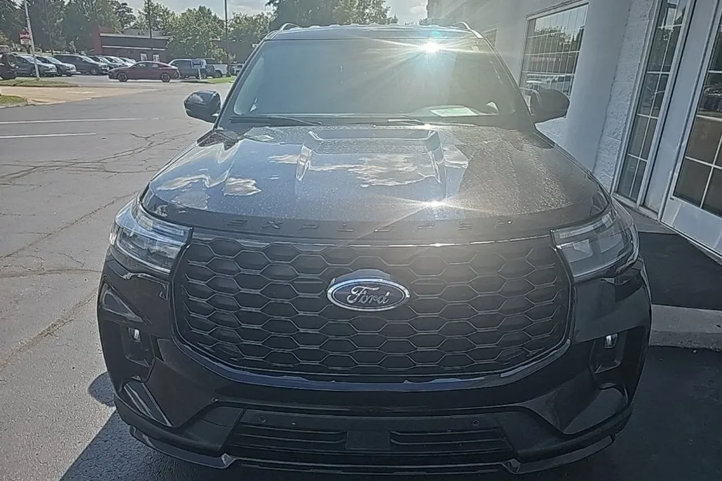 2025 Ford Explorer ST-Line photo 1