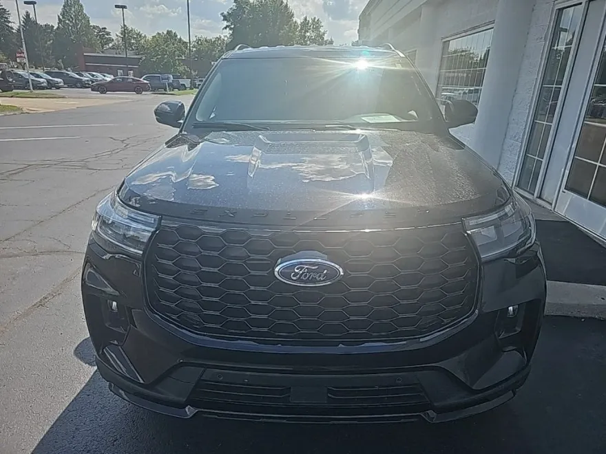 2025 Ford Explorer ST-Line photo 1