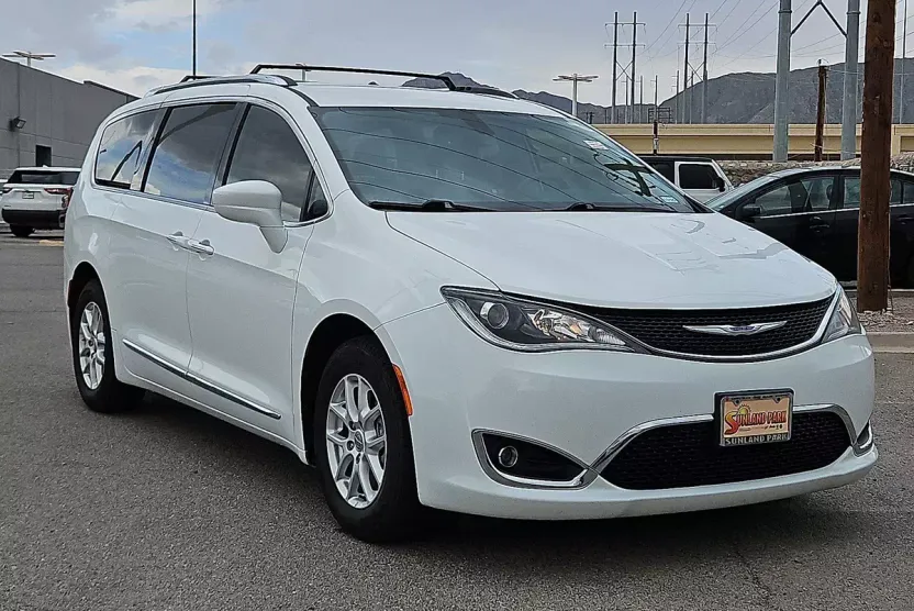 2020 Chrysler Pacifica Touring L photo 1
