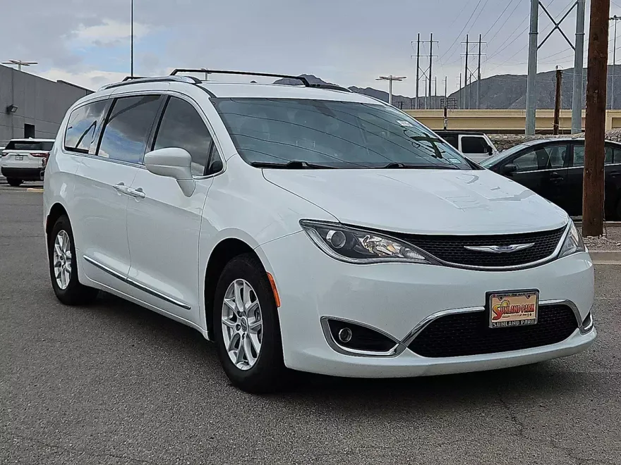 2020 Chrysler Pacifica Touring L photo 1