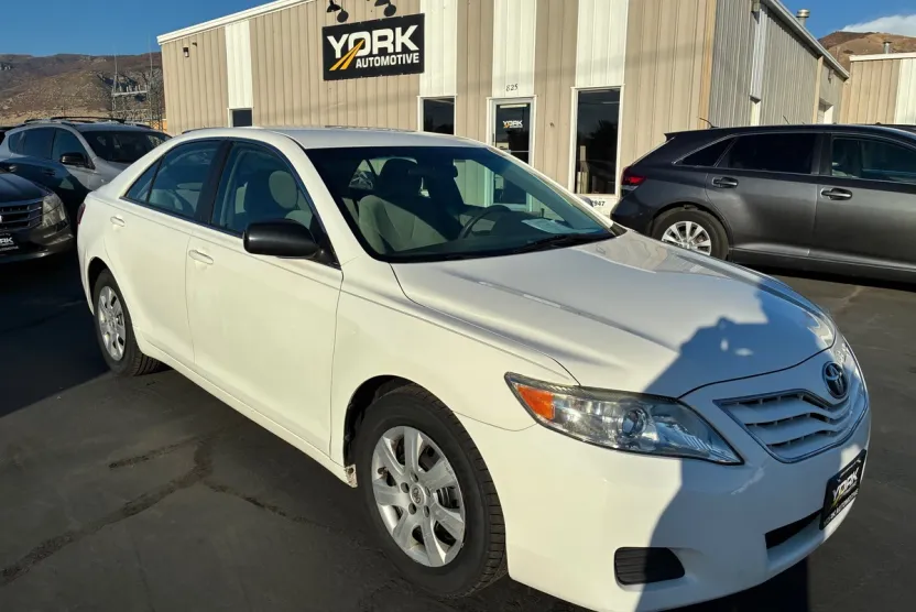 2010 Toyota Camry LE photo 1