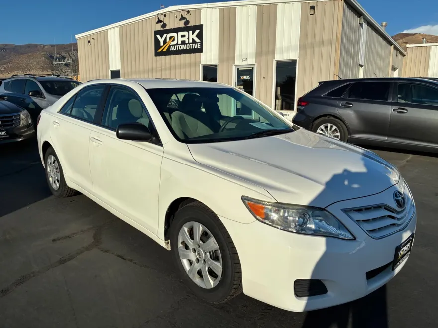 2010 Toyota Camry LE photo 1