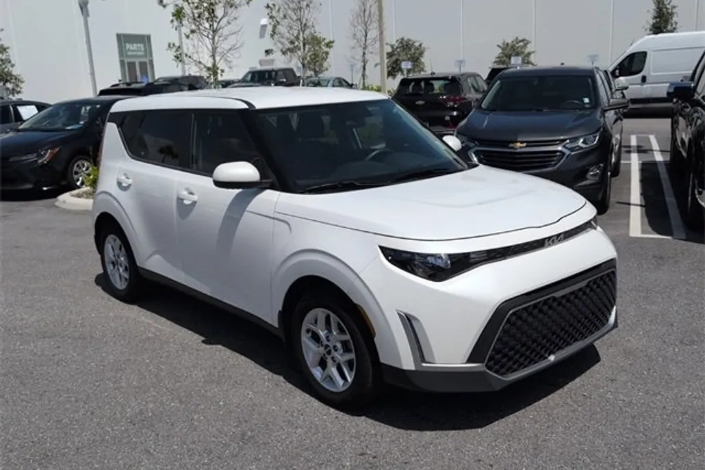 2023 Kia Soul LX photo 1