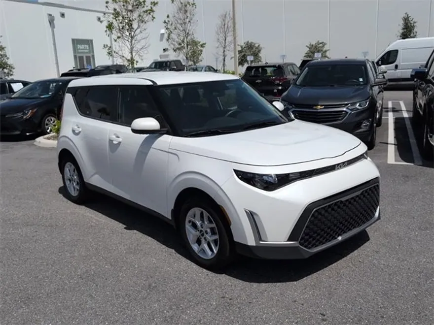 2023 Kia Soul LX photo 1