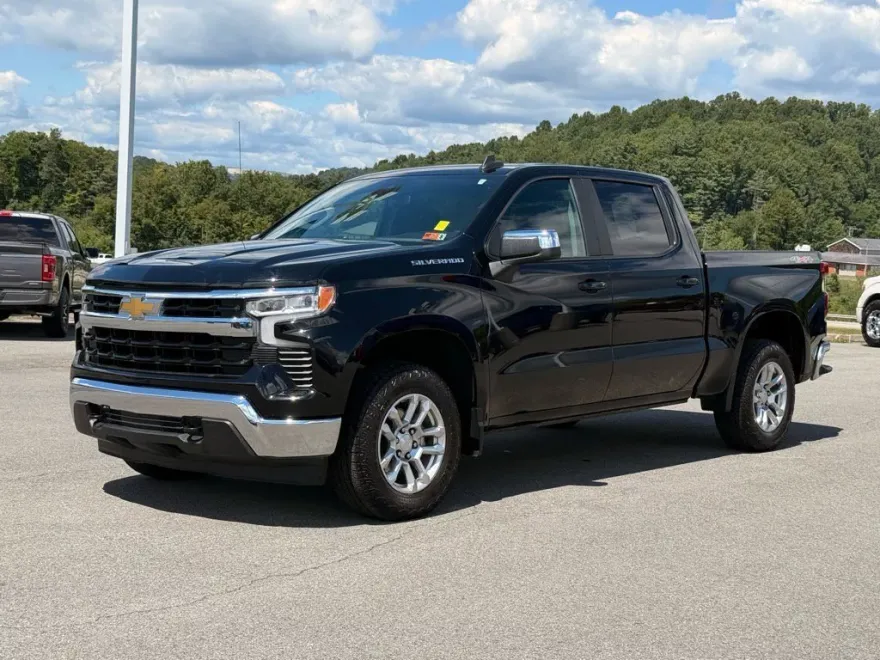 2023 Chevrolet Silverado 1500 LT photo 1