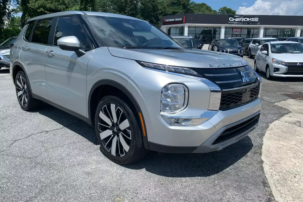 2025 Mitsubishi Outlander SE photo 1