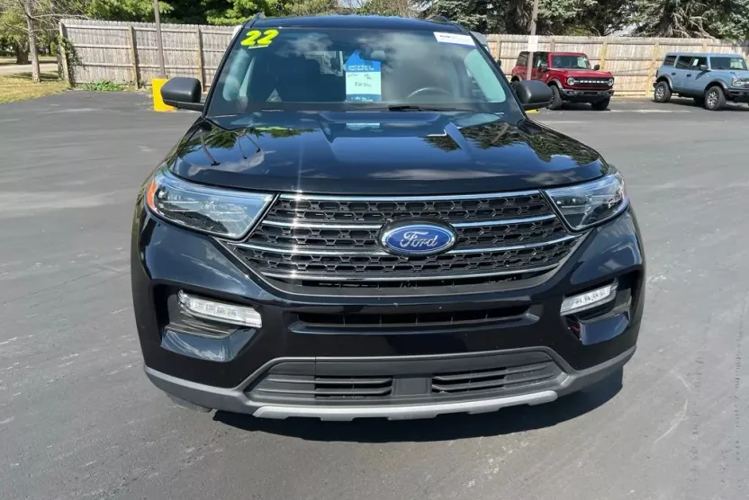 2022 Ford Explorer XLT photo 1